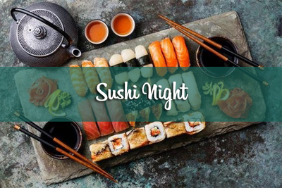 Un piatto di sushi con sopra la scritta "Sushi Night"